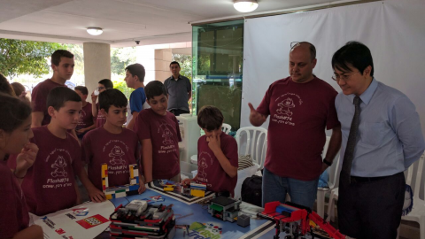 נבחרת הרובוטיקה של רבין בשגרירות הפילפינית - חינוך  בשוהם