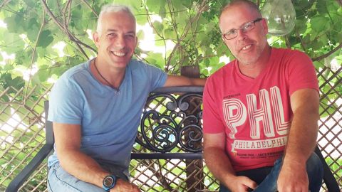 כחו"ל לבן - דֶדִי וגיורא כובשים את העולם - כתבות מגזין  בשוהם