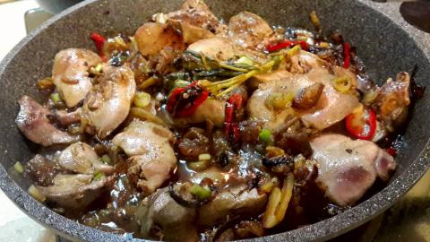 כבדי עוף עם תמרים, צ’ילי ומרווה וגם מיטבל בצל מטוגן  וחזה אווז מעושן - מתכונים ובישול  בשוהם