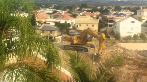 תושבי טללים עצרו בגופם דחפור - חדשות בשוהם