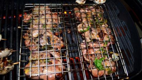 כבדים צלויים שהושרו בקשאסה, תפוזים ונענע - מתכונים ובישול  בשוהם