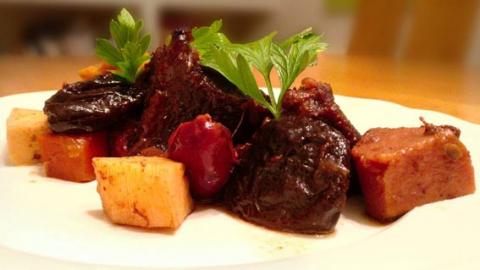 צלי לחי בקר  בחבושים, רימונים ושזיפים - מתכונים ובישול  בשוהם