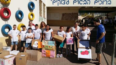 תלמידי צוקים אוספים מצרכי מזון לנזקקים - חינוך  בשוהם