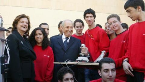 מבט נוסטלגי על ביקורו שלשמעון פרס בתיכון שוהם - חינוך  בשוהם