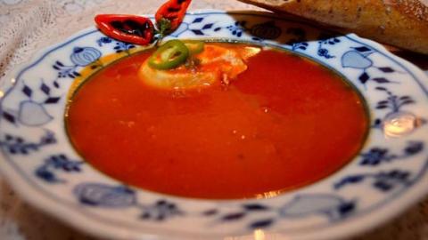 מרק עגבניות ופלפלים קלויים עם ביצה עלומה - מתכונים ובישול  בשוהם