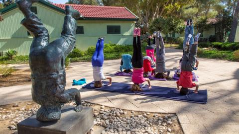 הצריף התהפך - קביעת שיא ישראלי בעמידה המונית על הראש - טיולים ובילויים לכל המשפחה בשוהם