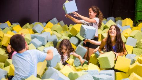 פארק הטרמפולינות IJump מגיע לסינמה סיטי - טיולים ובילויים לכל המשפחה בשוהם