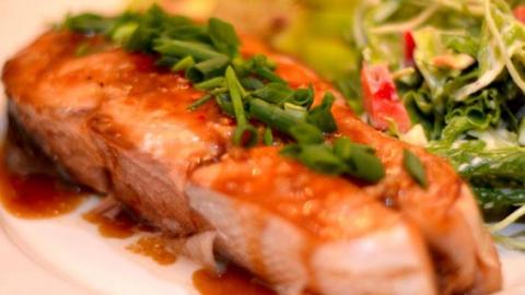 דג סלמון אפוי ומזוגג במיץ רימונים יוזו ודבש - מתכונים ובישול  בשוהם