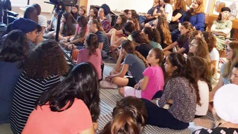 קריאת מגילת איכה על ידי תלמידות ואימהות בשלהבת - חינוך  בשוהם