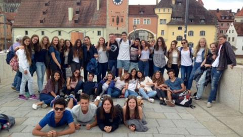 17 בוגרי שכבה י' מקיימים קשרי חוץ - חינוך  בשוהם