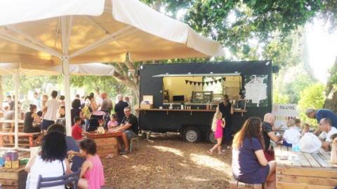 מה הקשר בין קפה, תה, ובית העם של מושב העובדים - טיולים ובילויים לכל המשפחה בשוהם