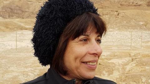 נבט סוירי-שורץ, תושבת היישוב מגהצת בימים אלה את מחלצותיה... - אומרים ש... בשוהם