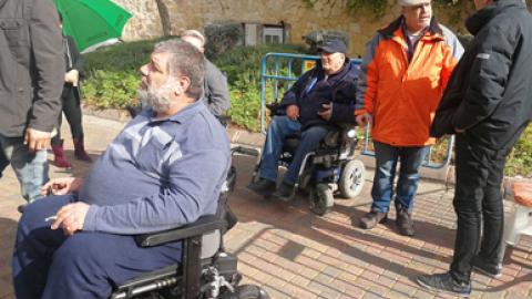 הנכים באו למחות מול ביתו של השר חיים כץ ויצאו מאוהבים - חדשות בשוהם