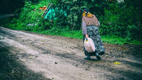 המסכות שקרעה הַזִּקְנָה - הטור האישי של מיכל פיקרסקי - טורים אישיים בשוהם