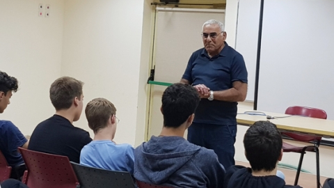 משה מזרחי ח”כ לשעבר ותושב שוהם במפגש עם תלמידי התיכון - חינוך  בשוהם