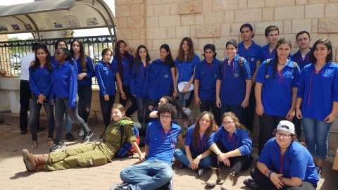חניכי קן שוהם התגייסו לחלוקת זר לנופל - חינוך  בשוהם