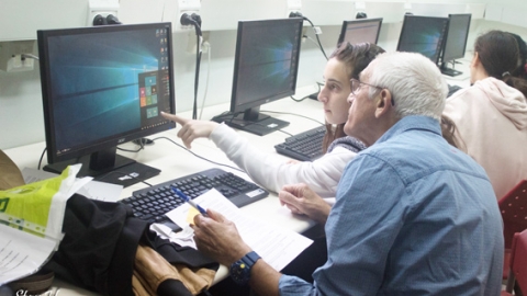 תלמידי תיכון שוהם וחט"ב יהלום בשוהם הדריכו את גמלאי היישוב במיומנויות מחשב - תרבות הפנאי  בשוהם