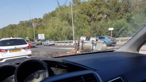 מטען נפל מנגרר בצומת 444 ו443 - חדשות בשוהם