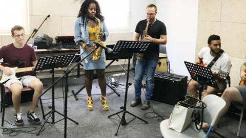 חגיגה במגמת המוזיקה בתיכון שוהם עם הסקספוניסטית של ביונסה - חינוך  בשוהם