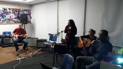 אוהבים לנגן בגיטרה ולשיר - טיולים ובילויים לכל המשפחה בשוהם