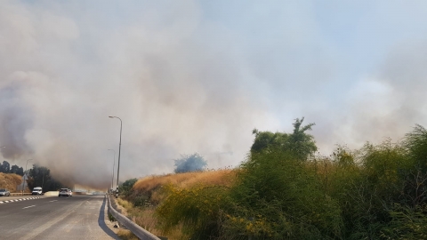 שריפת ענק משתוללת בשטח פתוח סמוך לכביש 444 - חדשות בשוהם