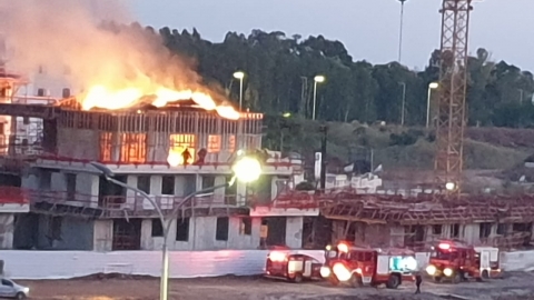 שריפה משתוללת בפרויקט "אלמוג" בשכונת הדרים - חדשות בשוהם