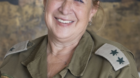 מילואימניקית בדם - כתבות מגזין  בשוהם